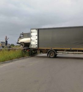 avto7 Погрузка грузового автомобиля в тентованный полуприцеп — Азбука переезда